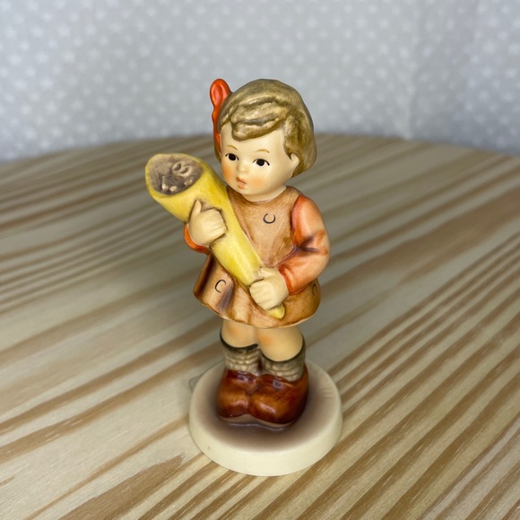 Goebel Hummel “A Sweet Offering ” 549/3/0 Figurine